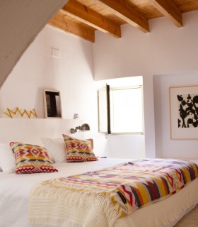 Couverture Douce Inca Yellow dans un lit