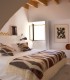 Manta de sofa Mapu Brown en una cama