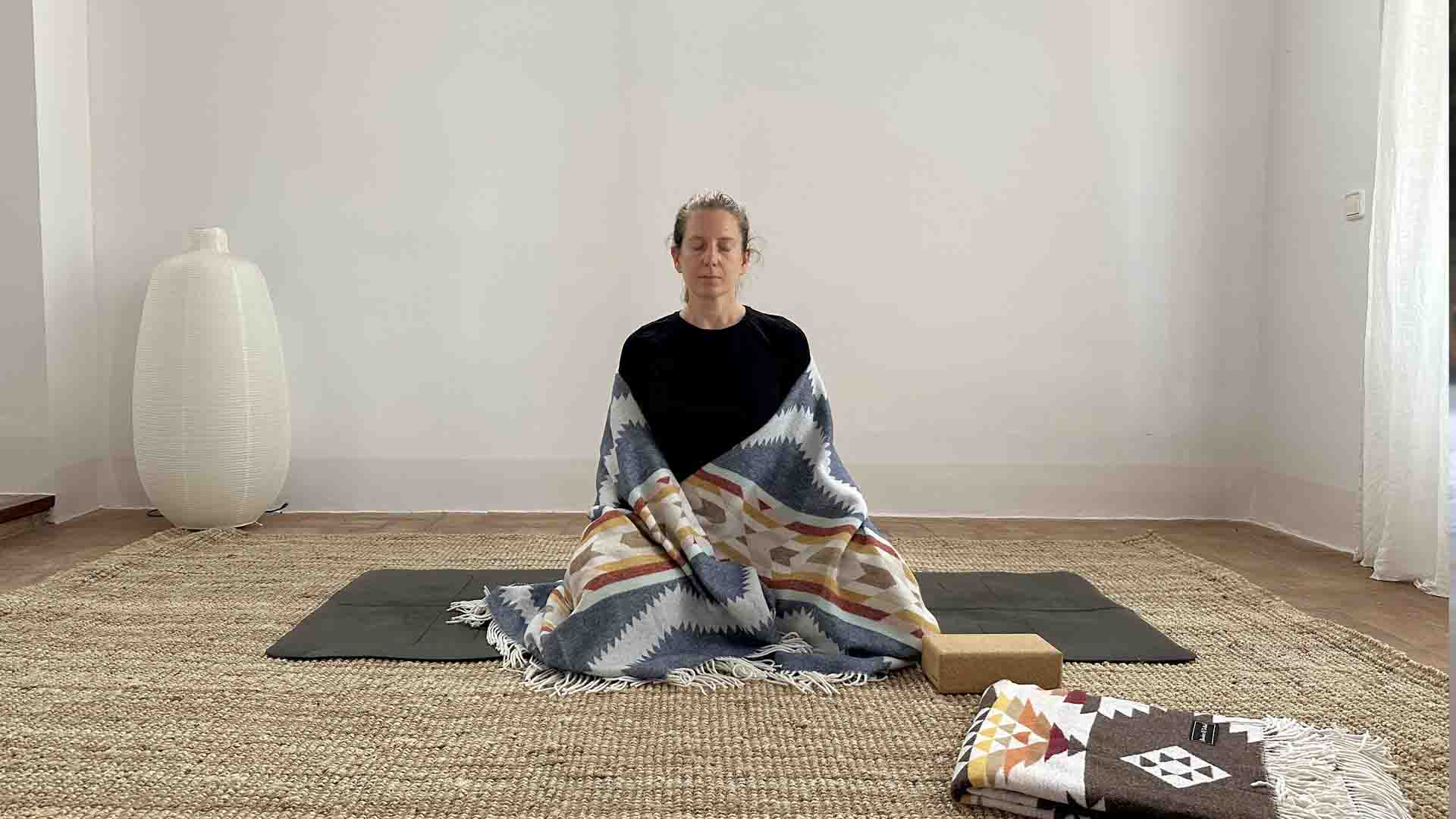 Professeur de Yoga méditant en se couvrant d'une couverture