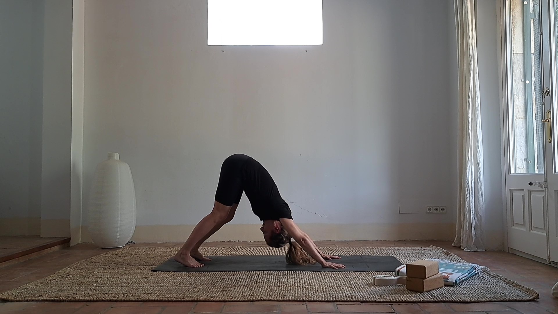 Professeur de Yoga en posture de yoga Adho Mukha Svanasana