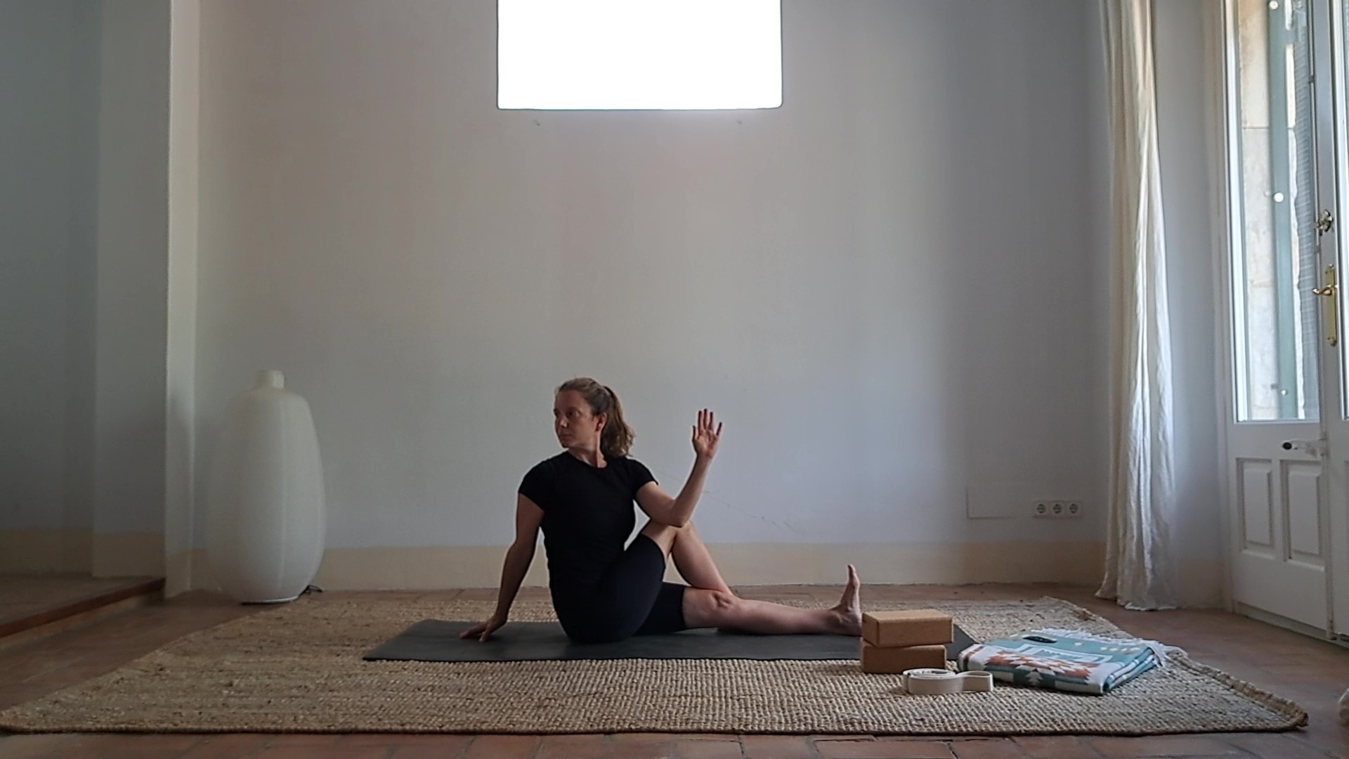 Professeur de Yoga en posture de yoga Ardha Matsyendrasana