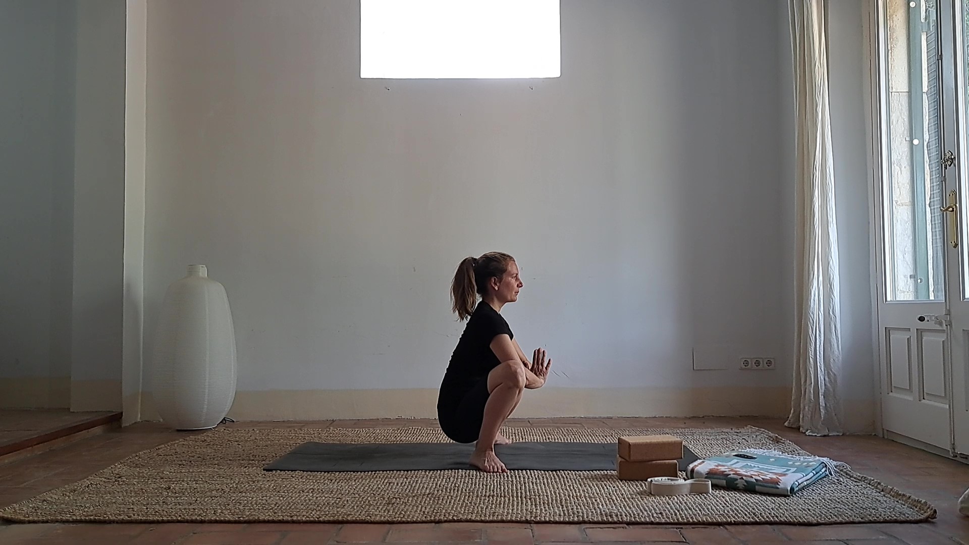 Professeur de Yoga en posture de yoga Malasana