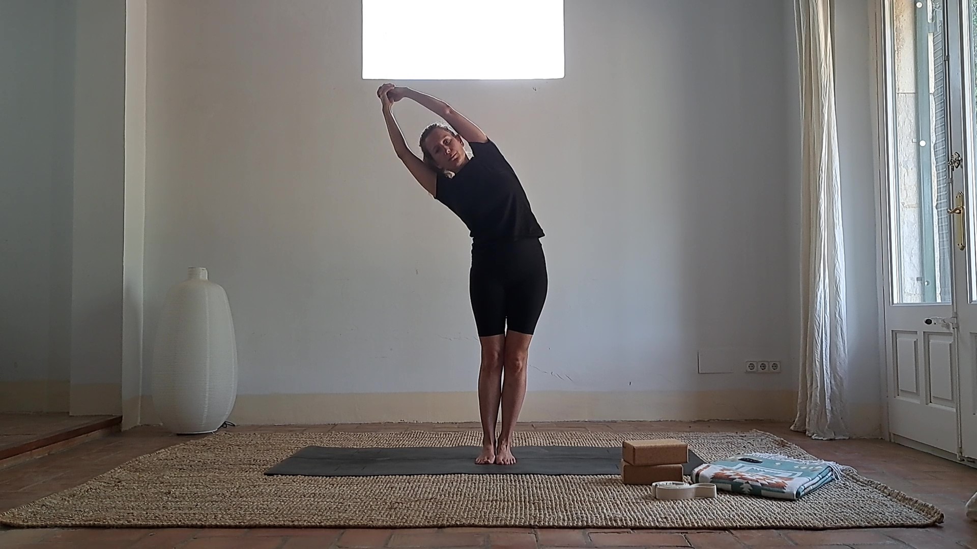 Professeur de Yoga en posture de yoga Side Bends