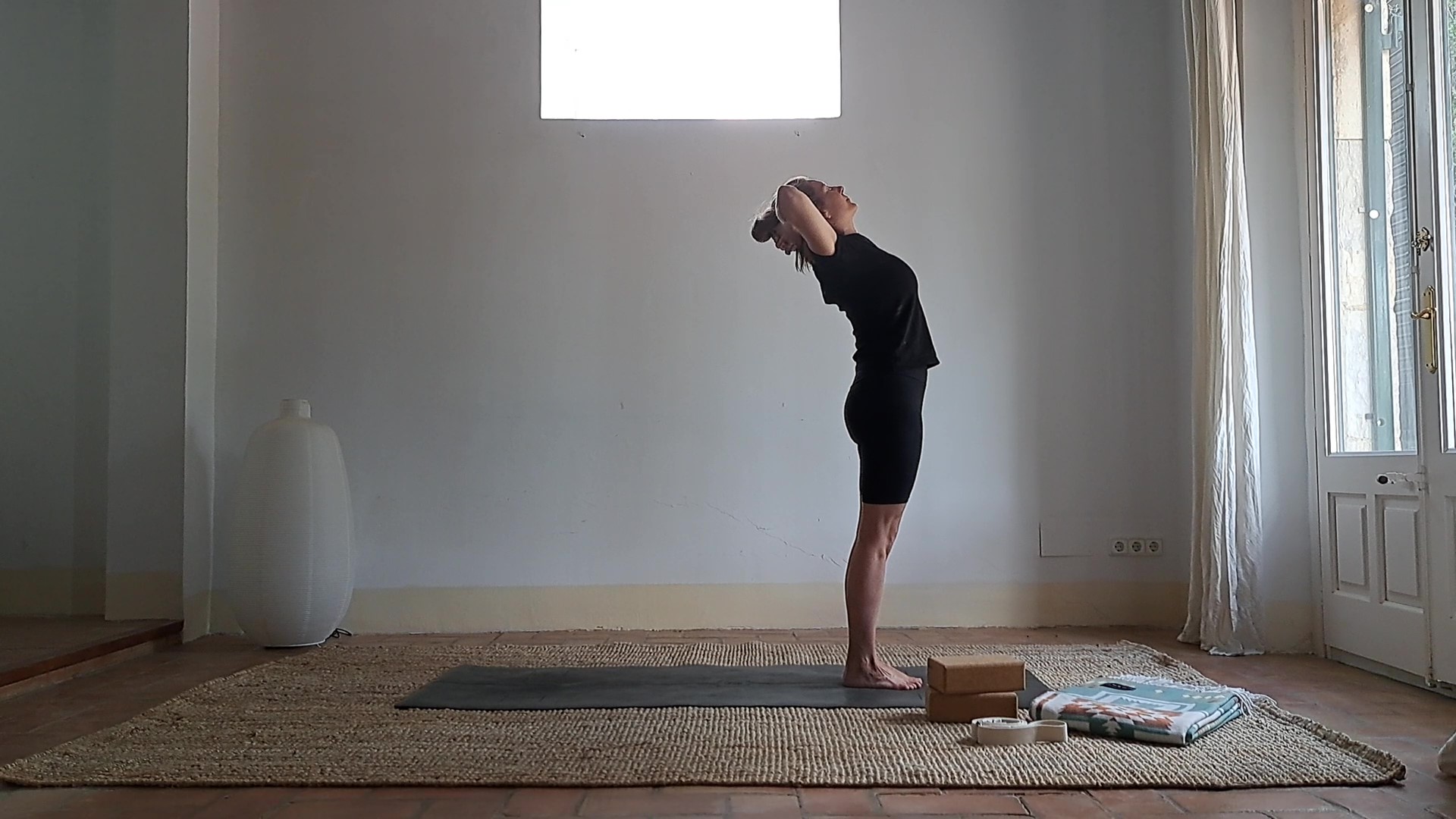 Professeur de Yoga en posture de yoga Spinal Roll