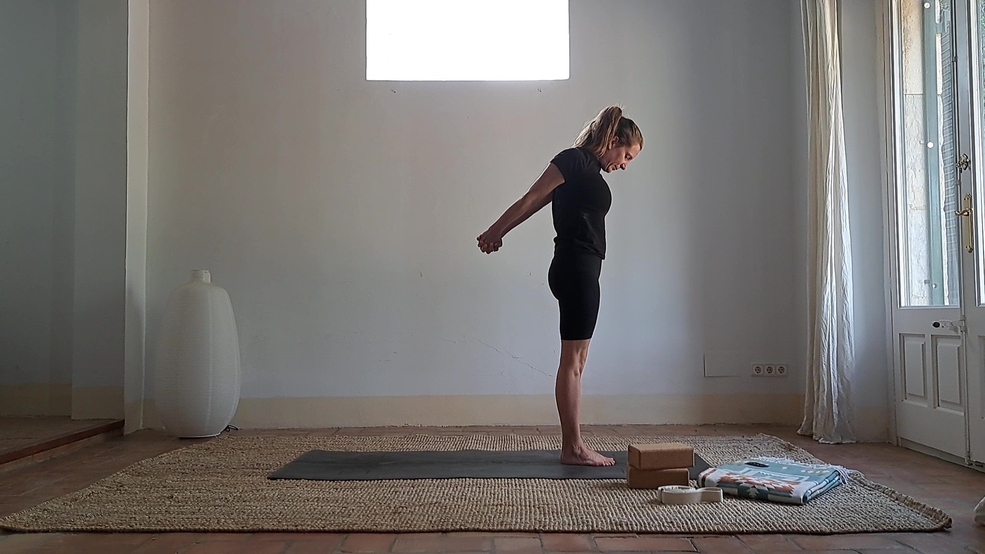 Professeur de Yoga en posture de yoga Standing Posture Alignment
