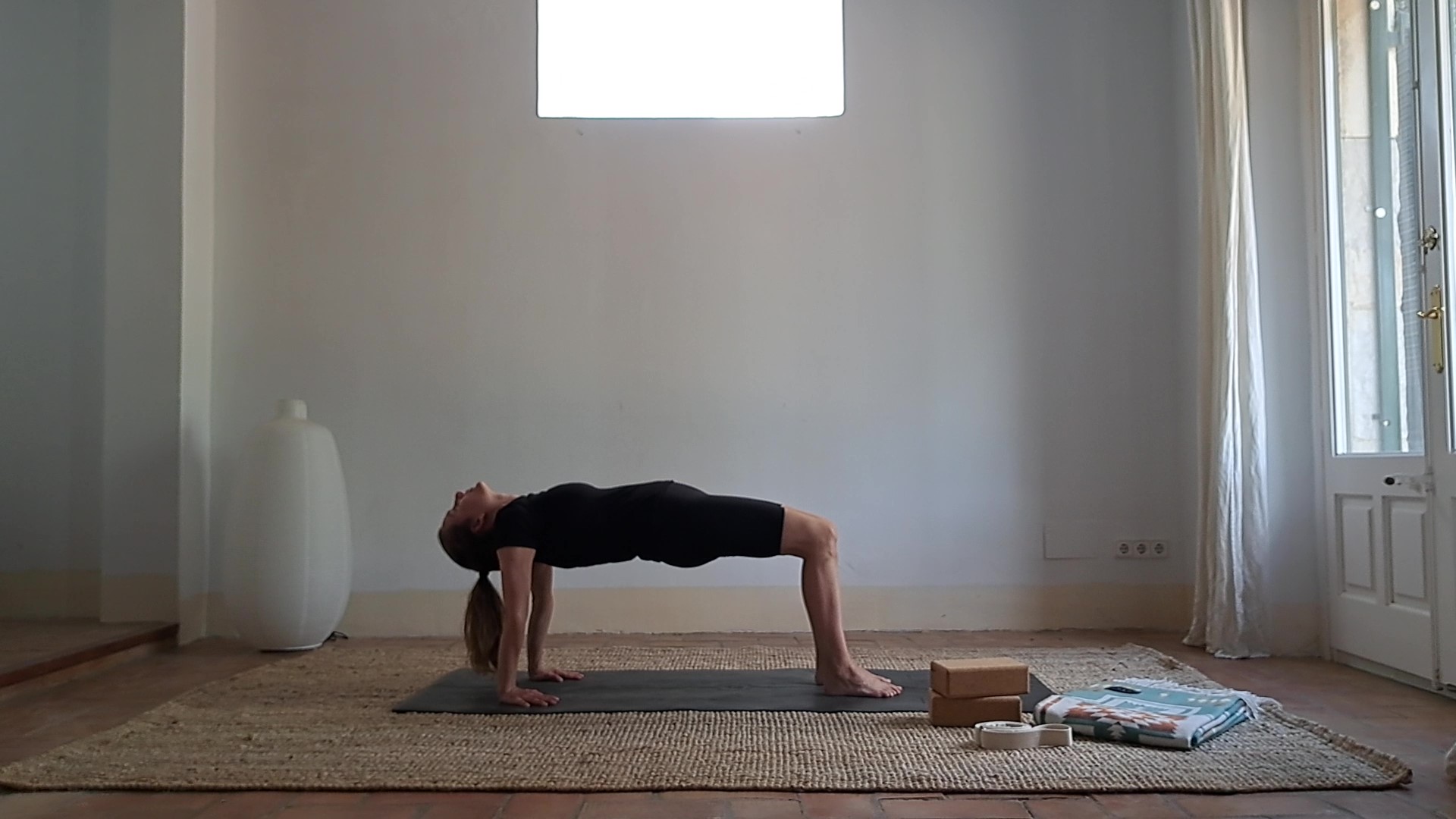 Professeur de Yoga en posture de yoga Table Top