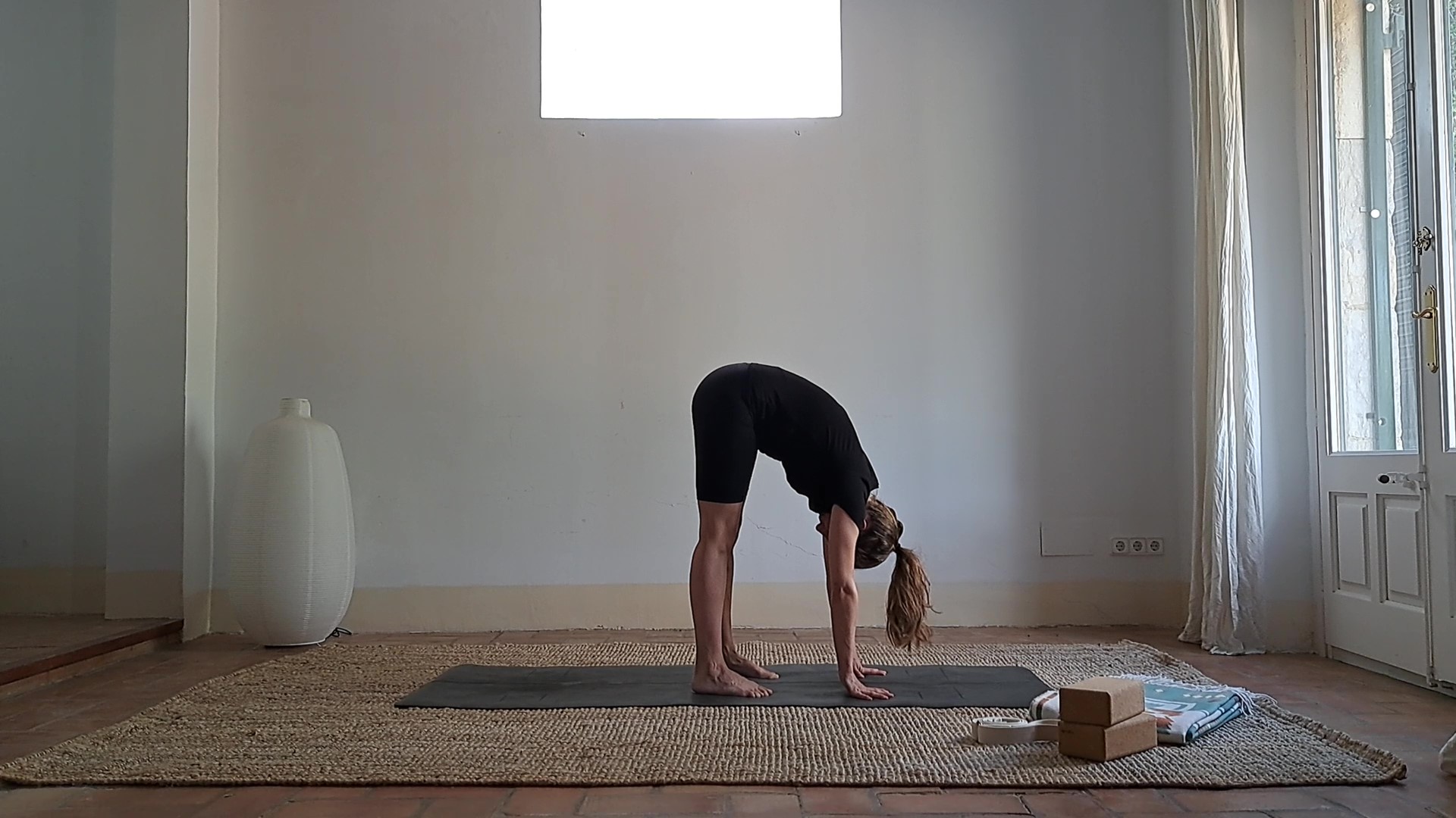 Professeur de Yoga en posture de yoga Uttanasana