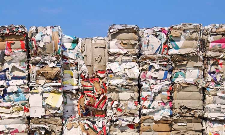 Algodón post-consumo en el vertedero para su reciclaje
