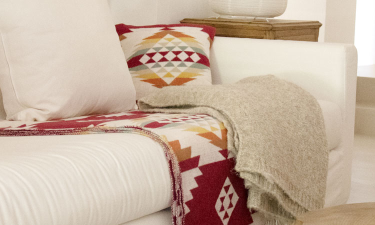Combinaison de couvertures et de coussins sur le canapé