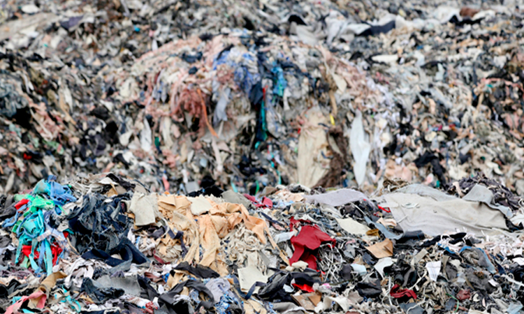 Montaña de residuos textiles