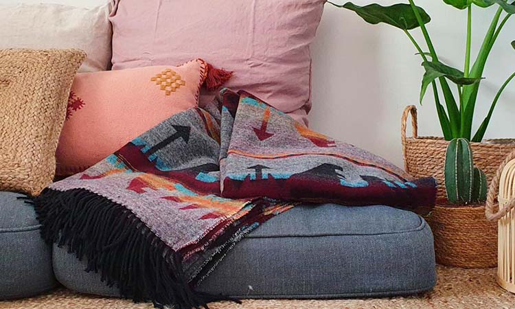 Detalle sofá con una manta étnica