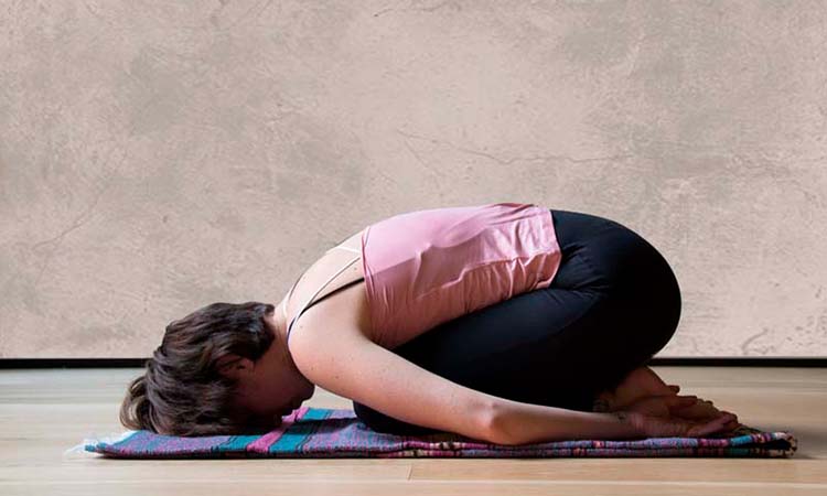 Balasana sur une couverture de yoga